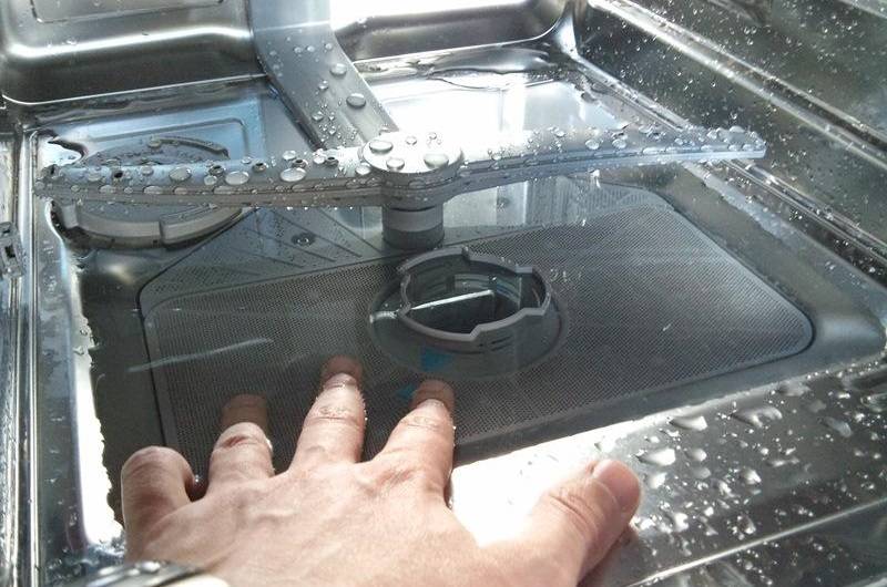 Учимся сливать воду из посудомоечной машины в аварийной ситуации. как можно слить воду из посудомоечной машины