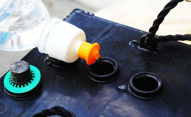 Как правильно долить в аккумулятор дистиллированную воду