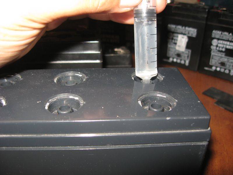 Дистиллированная вода в аккумуляторе. для чего нужна и сколько заливать?