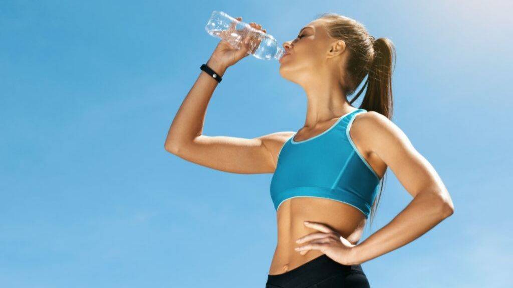 Можно ли пить воду во время и после тренировки: мифы и реальность