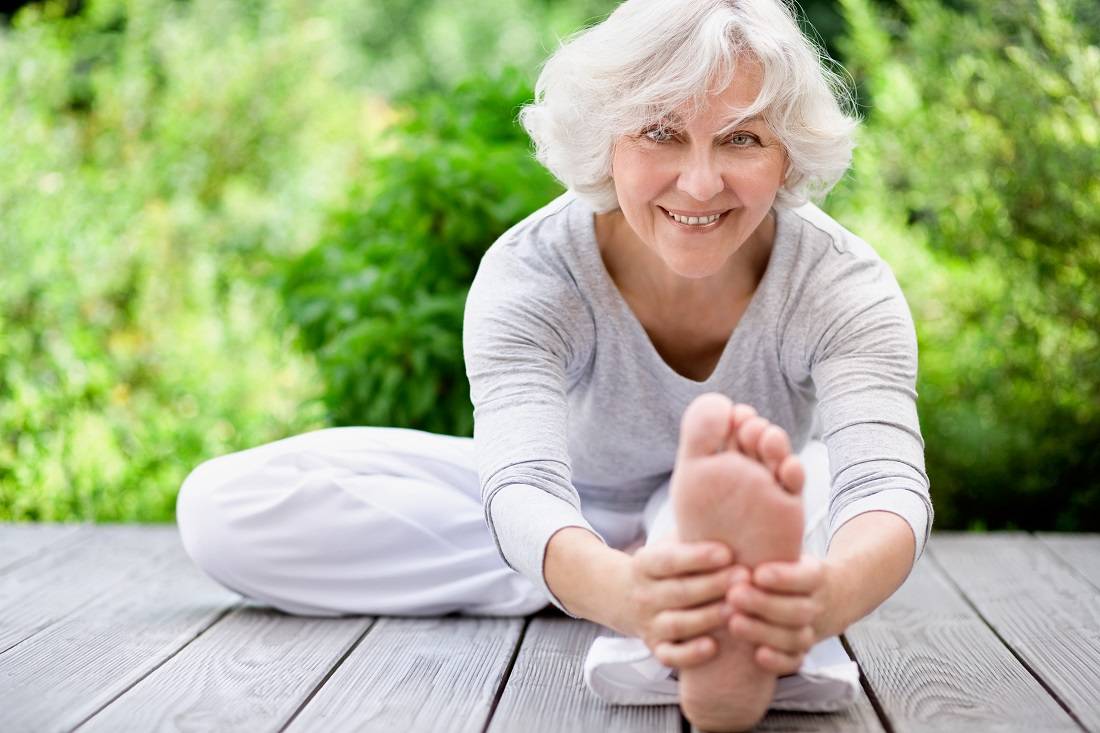 Все особенности йоги для женщин после 50-60: польза, комплекс для начинающих и рекомендации