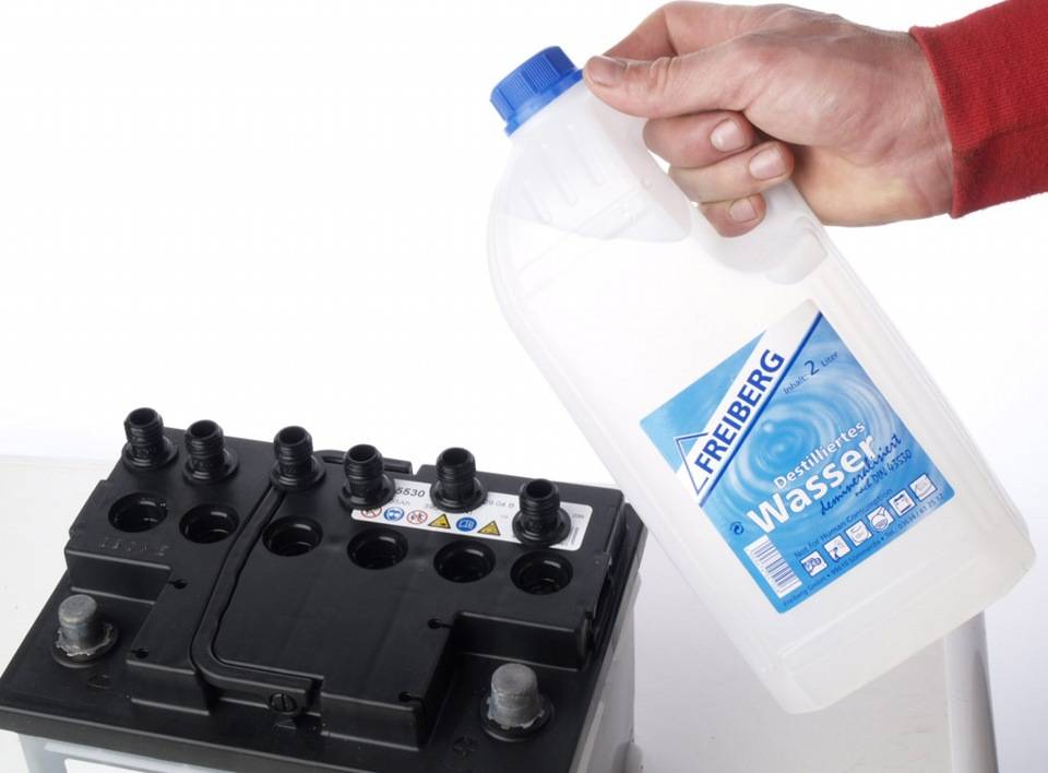 Как доливать дистиллированную воду в аккумулятор и сколько ее нужно?