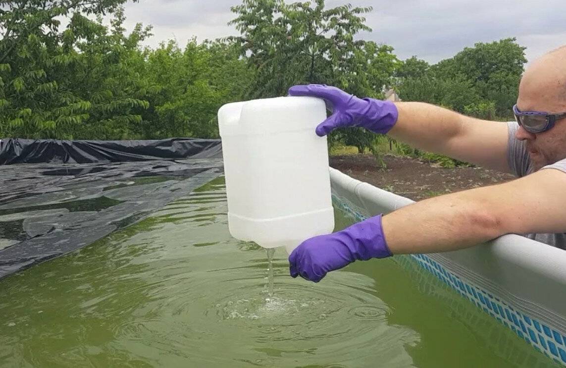 Удалить воду. Перекись водорода для бассейна. Перекись водорода для очистки бассейна. Чистка бассейна перекисью. Бассейн с желтой водой.