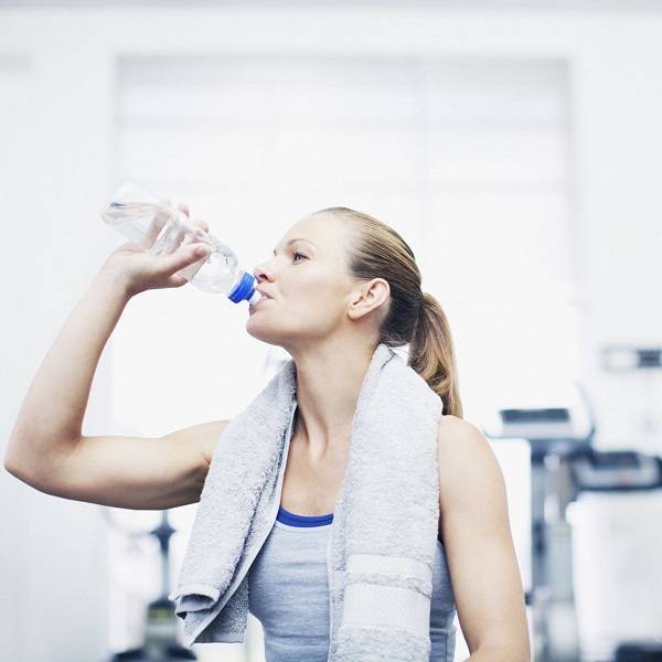 Можно ли пить воду во время тренировки в тренажерном зале?