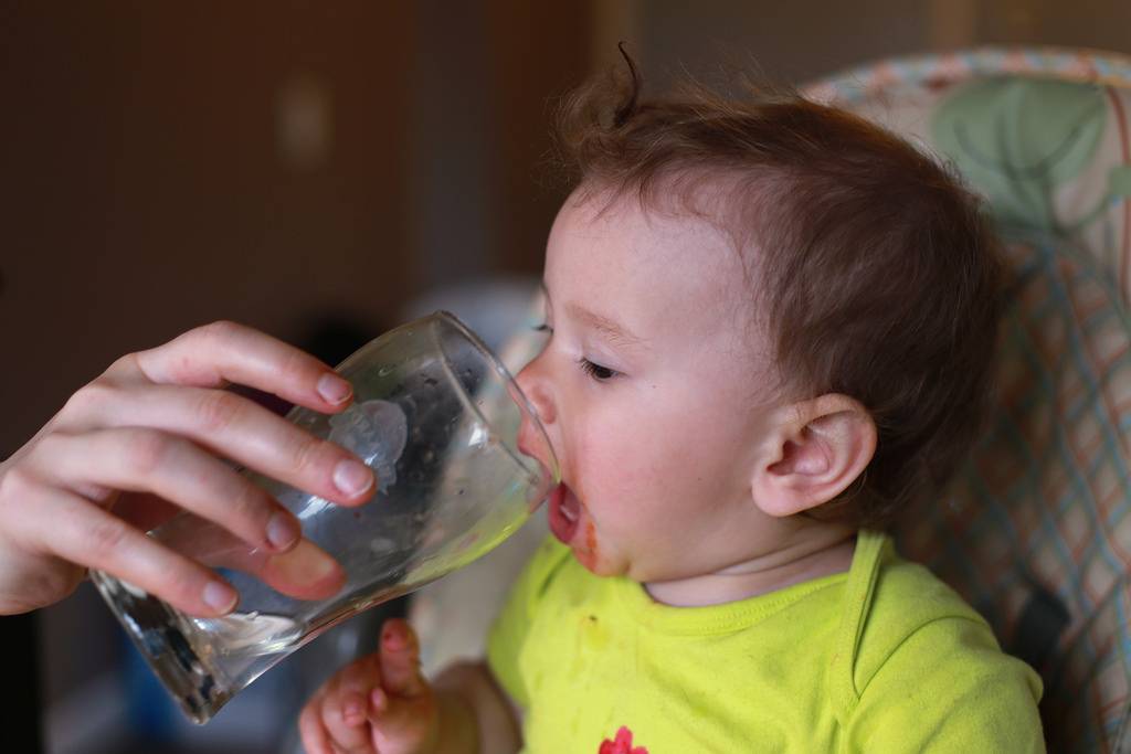 Ребенку 2 года много пьет. Жажда у детей. Малыш пьет воду. Дети воды. Ребенок пьет воду.